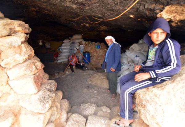 Givin bölgesindeki mağaralar, içinde tuvaletin ve banyonun olmadığı şartlarda yaşama tutunmaya çalışan yüz kadar Filistinli bedeviye ev sahipliği yapıyor...