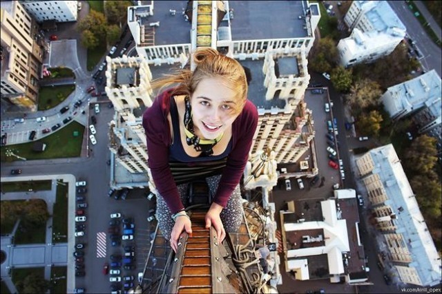Onun yükseklik korkusu olan arkdaşları için yaptığı bu tehlkeli hareket son selfie çekti. Xenia IGNATYEVA öz çekimi yaptıktan sonra dengesini kaybederek düştü ve hayatını kaybetti.