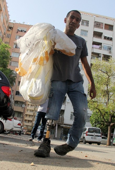Protez Bacakla Kilometrelerce Gezerek Atık Kağıt Topluyor