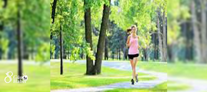 7- Düzenli olarak egzersiz yapın
Egzersiz kalbin kan pompalama hızını artırır. Hızlı nefes almak akciğerlere oksijenin hızlı transfer edilmesini ve vücut ısısını artırarak terlemeyi sağlar. Bu egzersizler hücrelerde bulunan virüslerin doğal olarak yok olmasını sağlar.