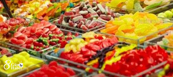 Rafine şeker ve meyve gazozu
 
Jelli şekerler ve benzeri şekerli yiyecekler kanser hücrelerinin üremesini artırıyor. Özellikle pastalar, gazozlar ve meyve suları yasaklılar listesinde en başta gelenler.