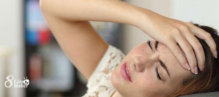 Migren kaynaklı baş ağrısında ışığa hassasiyet artacağından karanlık bir odada dinlenmeyi tercih edin.