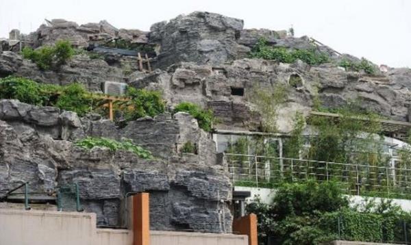 Zhang Lin'in kendi emeğiyle inşa ettiği ancak hiçbir izin almadığı dağ evi, şimdilerde yıkılma tehlikesiyle karşı karşıya.