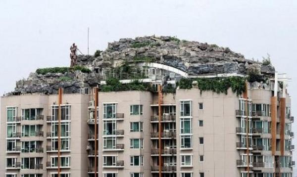 Şimdilerde binanın tepesinde sarp kayalıklarla çevrili bir villa bulunuyor.