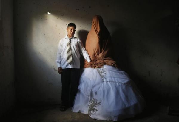 Fotoğrafçı Salem, Gazze Şeridi yakınlarında bulunan Beyt Lahya'ya düğünden bir gün önce vardığında Ahmed'in yakınları tarafından omuzlarda taşındığını gördüğünü, uzaktan damadın o olduğunu anlasa da bir türlü inanamadığını söylüyor.