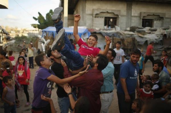 Reuters fotoğrafçısı Muhammed Salem, 14 yaşındaki gelin Tala ve 15 yaşındaki damat Ahmed Soboh ile tanışmasını bu şekilde anlatıyor.