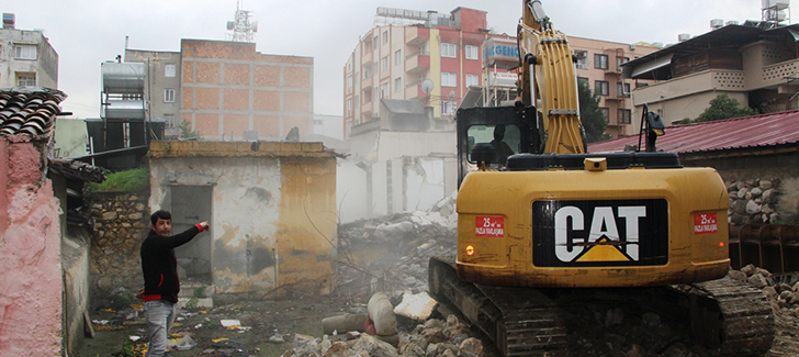 İskenderun Belediyesi Metruk Bir Binanın Yıkımını Gerçekleştirdi