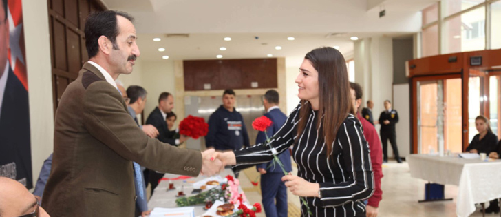 Hatay Büyükşehir Belediyesi Kadın Personellerine Karanfil Dağıttı