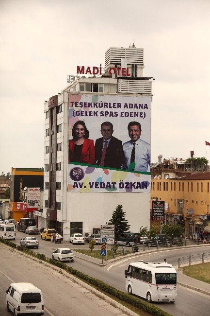 HDP'den Kürtçe Ve Türkçe 'Teşekkürler Adana' Afişi