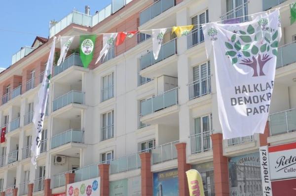 Osmaniye'de HDP'nin Seçim Bayraklarına Saldırı