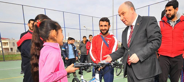 Osmaniye'de Gençlere Spor Malzemesi Dağıtıldı