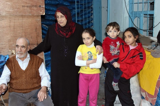 70 Yaşındaki Vatandaş 8 Kişilik Suriyeli Aileye Evini Açtı