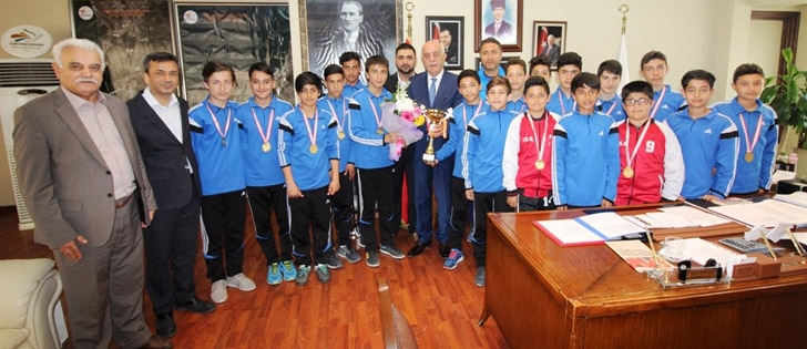 Başkan Seyfi Dingil Şampiyon Futbolcuları Ağırladı