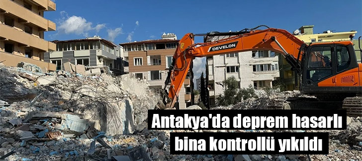 Antakya'da deprem hasarlı bina kontrollü yıkıldı