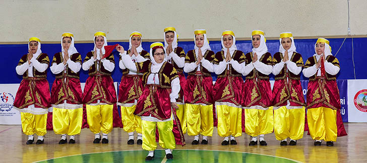 Osmaniye'de Halk Oyunları Yarışması