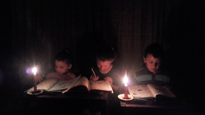 Elektriği Olmayan Evde Üç Kardeşin Okuma Azmi