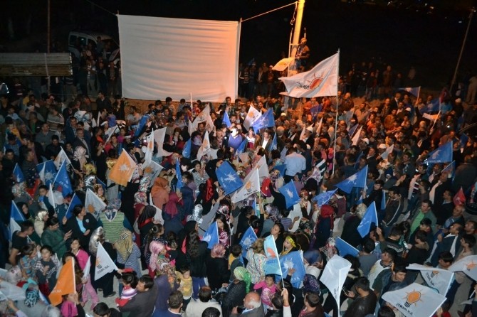 Bozyazı'da AK Parti'nin Zaferi Havai Fişekle Kutlandı