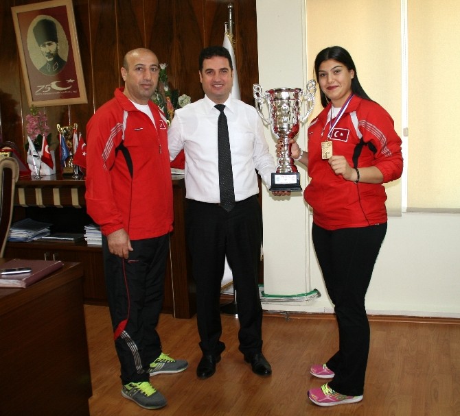 Ataşbak,Kick Boksta Dünya Şampiyonu Ayçiçek'i Kabul Etti