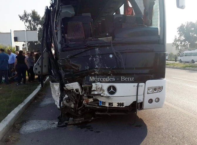 Minibüs İle Öğrenci Servisi Çarpıştı:30 Yaralı