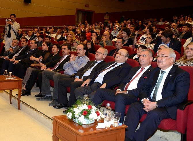 Mersin Şehir Tiyatrosu,Perdelerini 'Eski Çarıklar' Oyunuyla Açtı