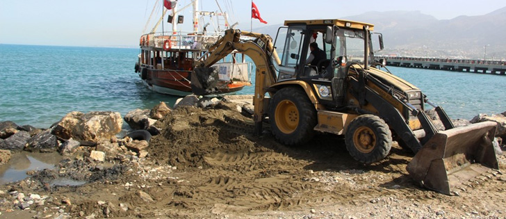 İskenderun Belediyesi Sahilde Temizlik Çalışması Yaptı