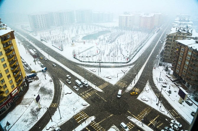 Gaziantep'de kar mesaisi yolları açmak için sürüyor