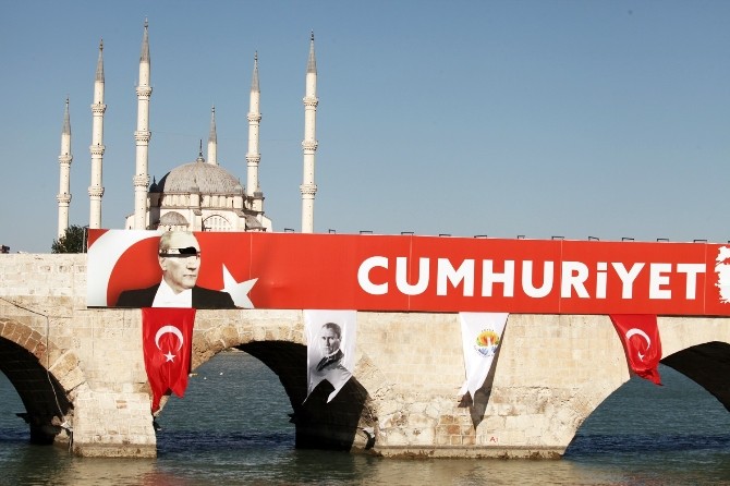 Tarihi Taşköprü'yü Süsleyen Atatürk Posterine Saldırı