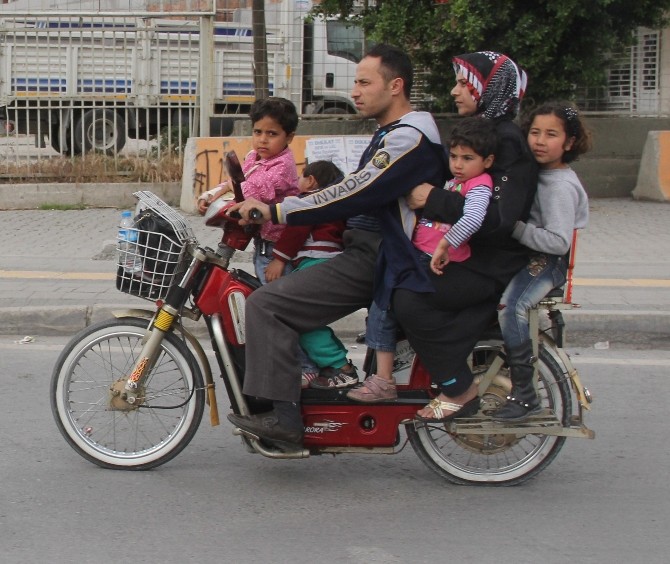 Adana İlginç Kare Elektrikli Bisiklette 4'ü Çocuk 6 Kişi