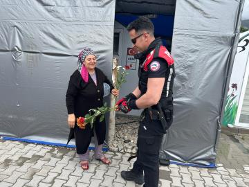 İskenderun Polisi'nden Konteyner Kentlerde Anneler Günü Ziyareti