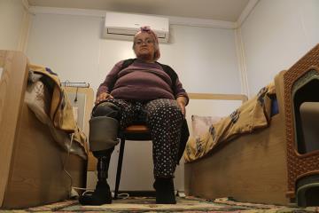 Annesini ve bacağını depremde kaybeden kadın, protez bacağıyla hayata tutun