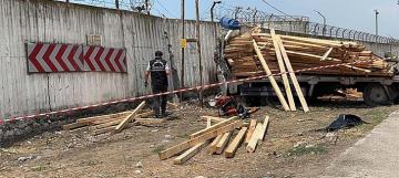 İskenderun’da freni boşalan kamyonet duvara çarptı,sürücü hayatını kaybetti