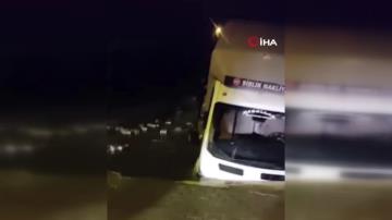 Yağışlı havanın etkisiyle çöken yola kamyonet düştü