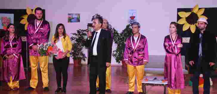 Tımarhane Enstitüt Adlı Tiyatro Gösterimi Gerçekleşti