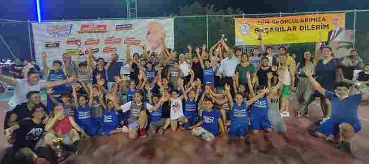 Başarılı Sporculara Madalyalarını Başkan Fatih Tosyalı Takdim Etti