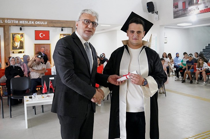 TOSYALI ÖZEL EĞİTİM MESLEK OKULU’NUN ÖZEL ÇOCUKLARI MEZUN OLDU