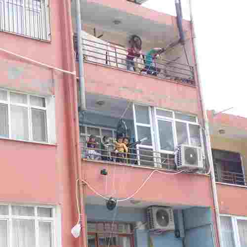 Samandağda çocuklar evlerinden poşet uçurdu