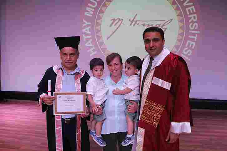 “Okumanın Yaşı Yok” Dedi… 8. Üniversite Diplomasını Aldı