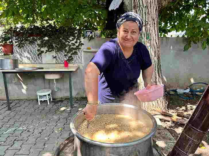 Hatay’da Geleneksel Aşure Kültürü: Nazmiye Şimşek’ten Odun Ateşinde Aşure