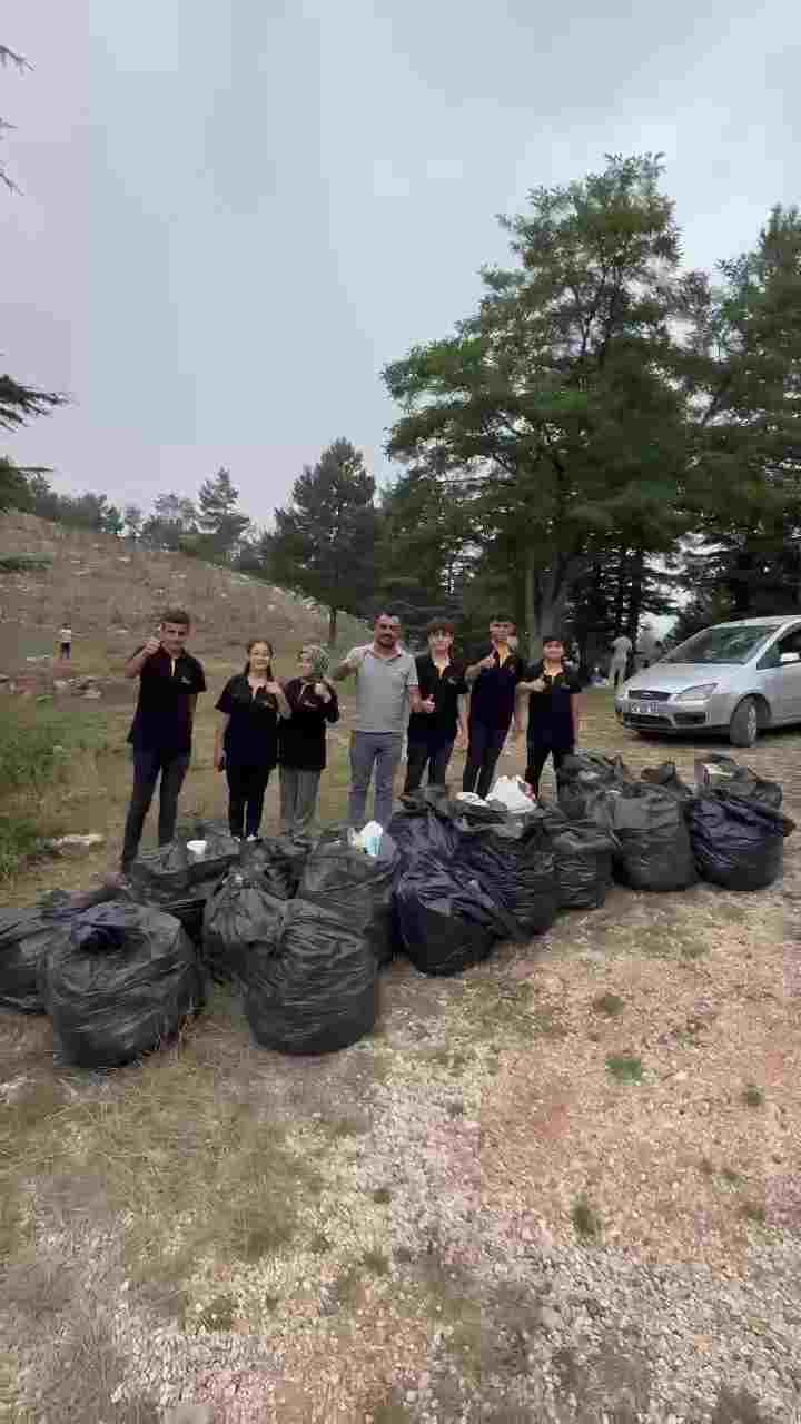 Yemek Çekiminden Temizlik Hareketine: Hatay’da 20 Torba Çöp Toplandı