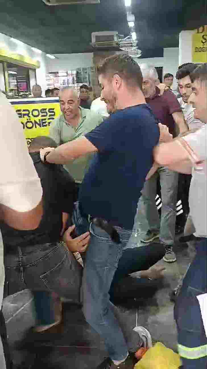 Marketteki indirim izdihamı tekmeli yumruklu kavgaya dönüştü