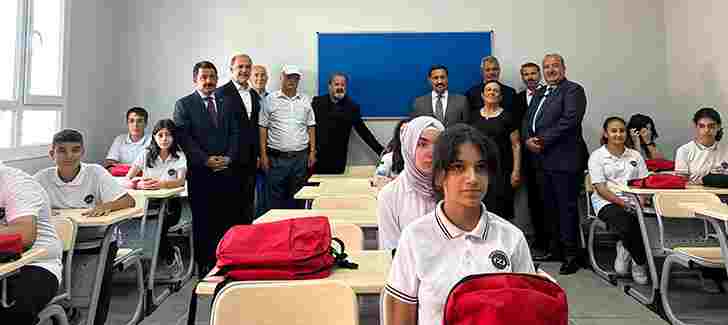 Zeynep, Deniz, Cavide Şahutoğlu Ortaokulu Eğitim Yılına Başladı