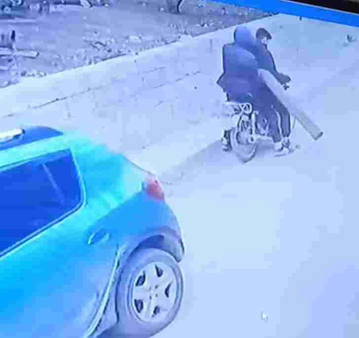 Motosikletle gelip evin bahçesindeki su motorunu çaldılar