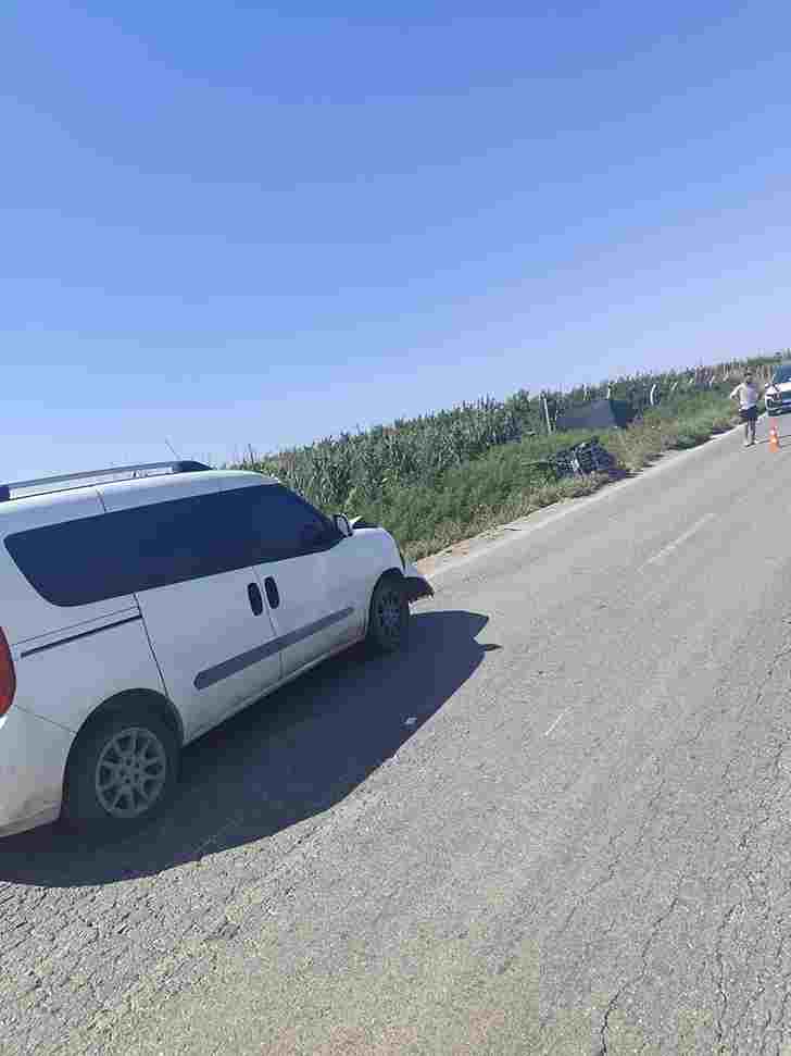 Hafif ticari araçla motosiklet çarpıştı: 2 ölü