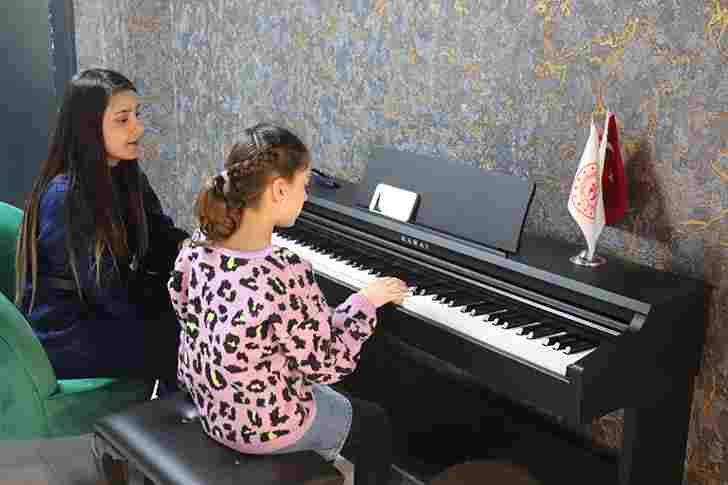 Lülü Ömür Dikili Adana Rhapsody Festivali’nde Parladı!