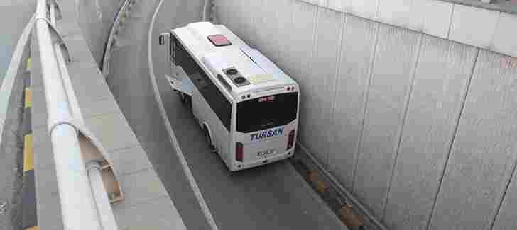 Otobüsü arızalanan muavin alt geçidi trafiğe kapattı
