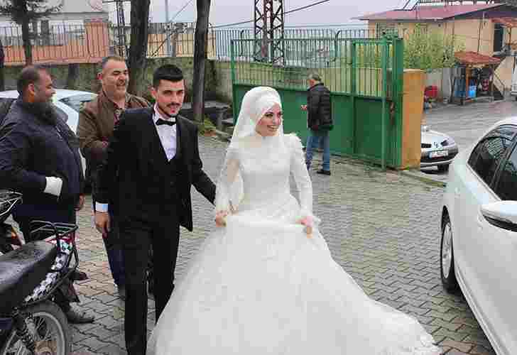 Gelin ve Damat Salondan Önce Sandığa Gitti