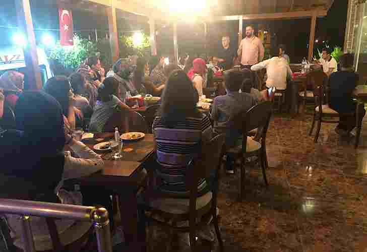 Güzel çocuklar iftar yemeğinde bir araya geldiler