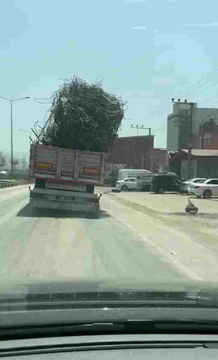 Hatayda hurda demir yüklü kamyonun tehlikeli yolculuğu