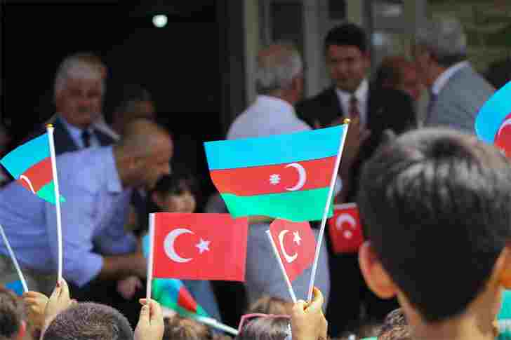 Azerbaycan’dan  Hatay’daki  Depremzede Öğrencilere   Kırtasiye Yardımı