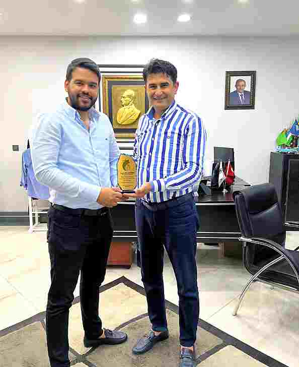 Ahmet Eren’e Ali Koç Müdürden Plaket